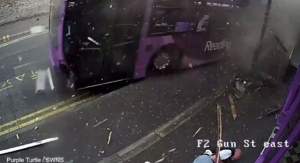 VIDEO / Panică pe străzile din Marea Britanie, după ce un autobuz a scăpat de sub control! Momentele şocante în care loveşte violent un bărbat