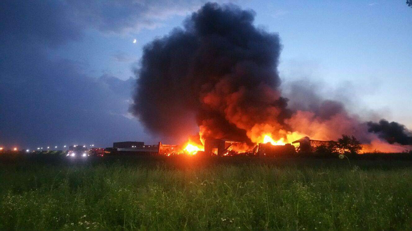 VIDEO / UPDATE incendiu de proporţii în Baloteşti: Două persoane au primit îngrijiri medicale, iar pompierii avertizează localnicii