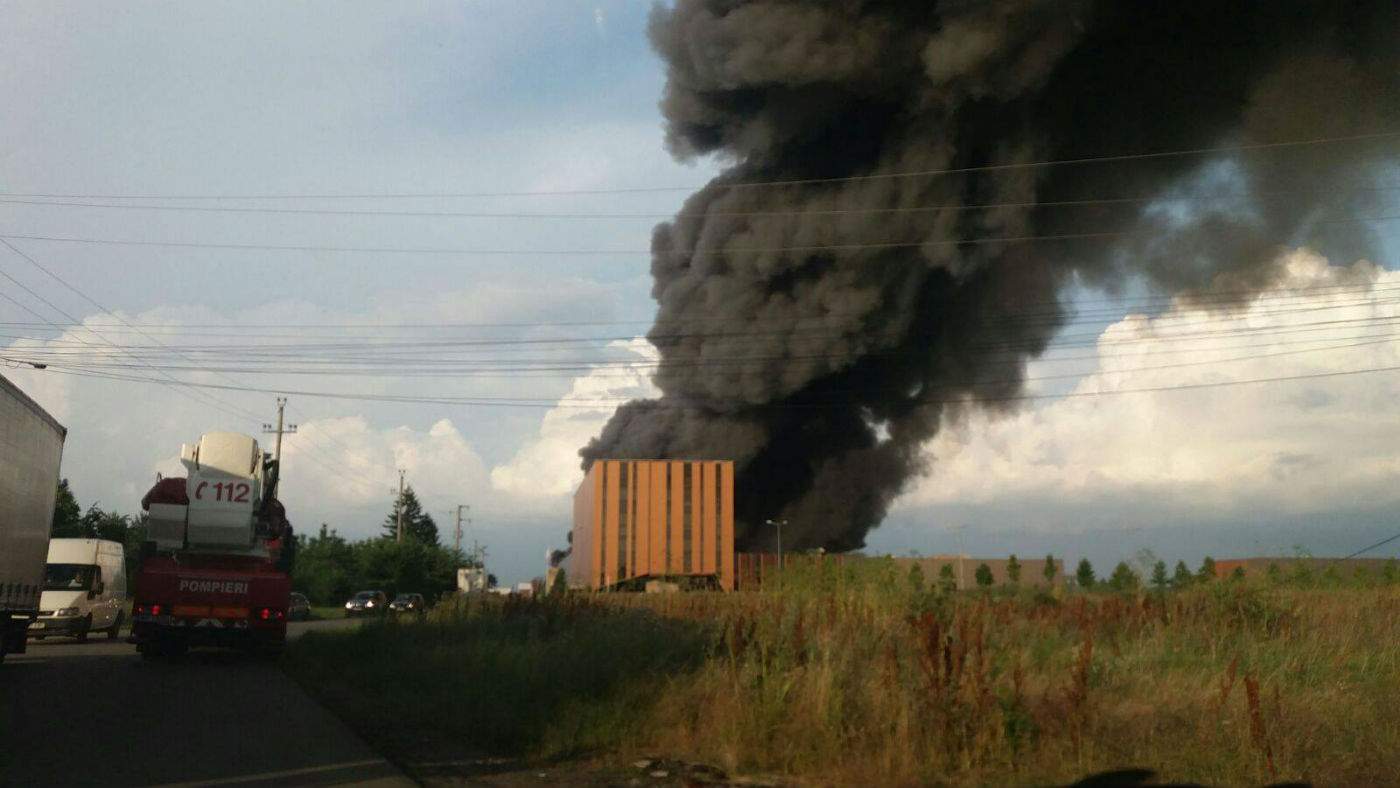 VIDEO / UPDATE incendiu de proporţii în Baloteşti: Două persoane au primit îngrijiri medicale, iar pompierii avertizează localnicii