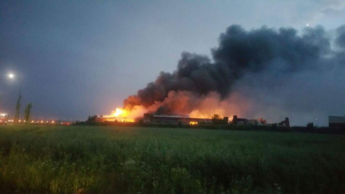 Pericolul la care sunt expuşi oamenii în urma incendiului din Baloteşti! Avertismentul meteorologilor