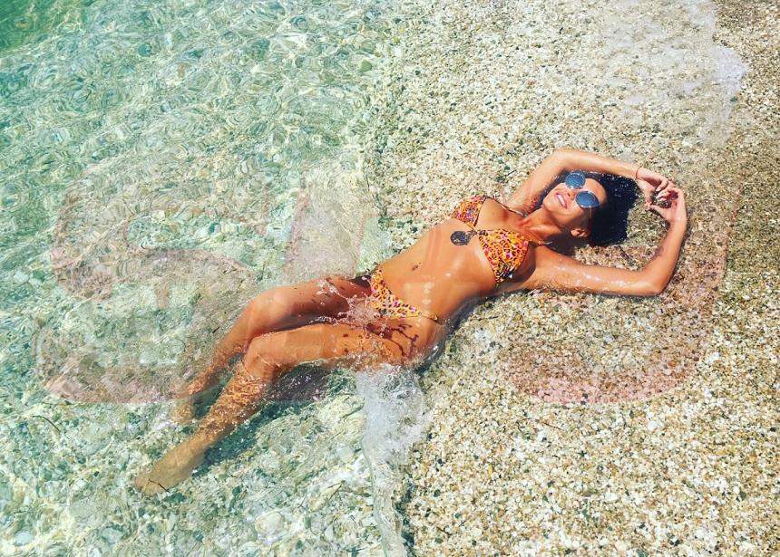 FOTO INCENDIAR / Margherita de la Clejani i-a înnebunit pe internauţi! Cum s-a pozat vedeta în valurile mării