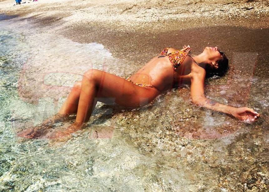 FOTO INCENDIAR / Margherita de la Clejani i-a înnebunit pe internauţi! Cum s-a pozat vedeta în valurile mării
