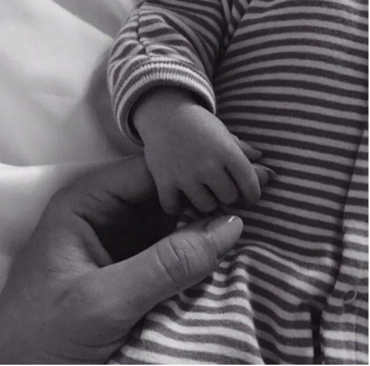 A născut! Prima poză cu bebeluşul unui cuplu celebru şi NUMELE ales