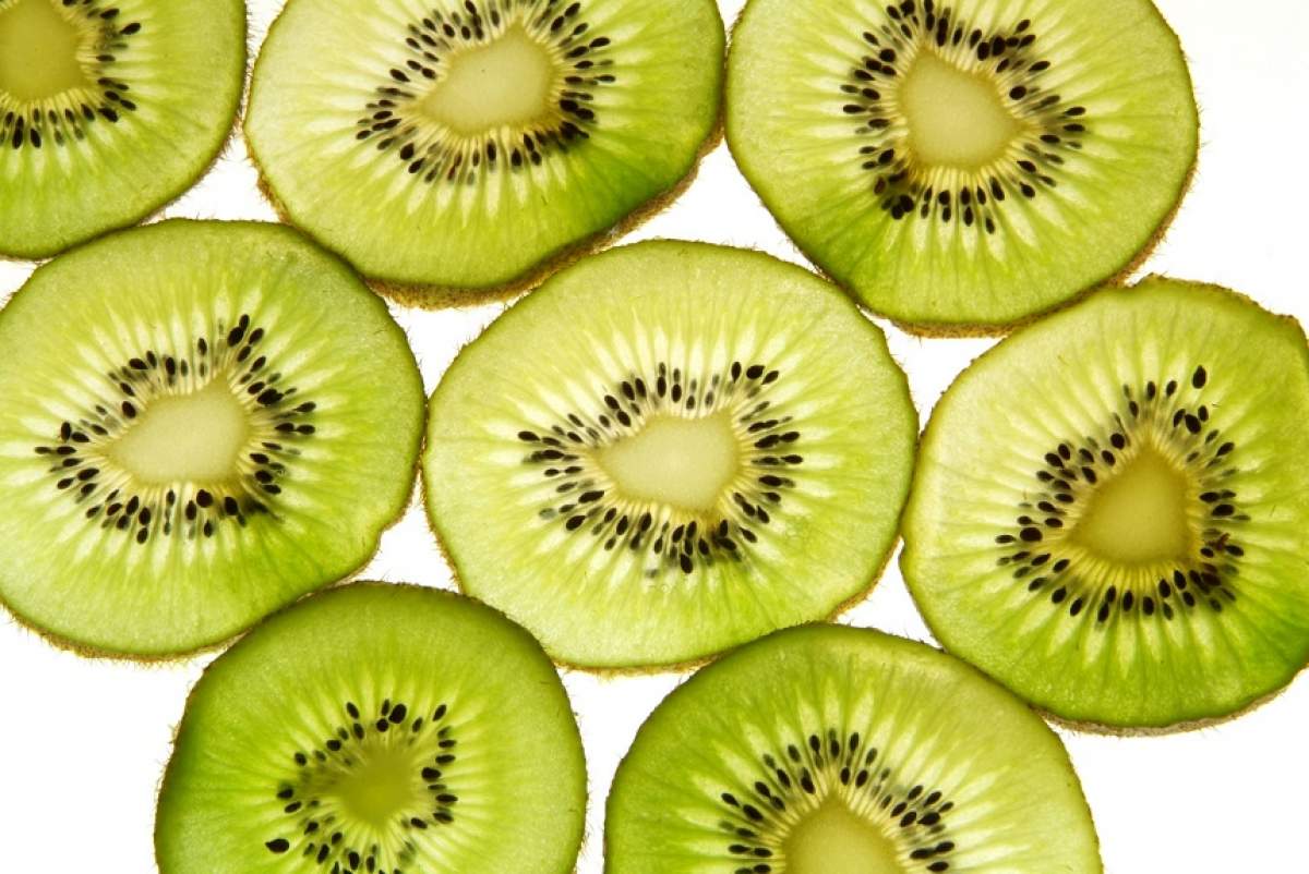 ÎNTREBAREA ZILEI: Ce beneficii îţi aduce consumul regulat de kiwi?
