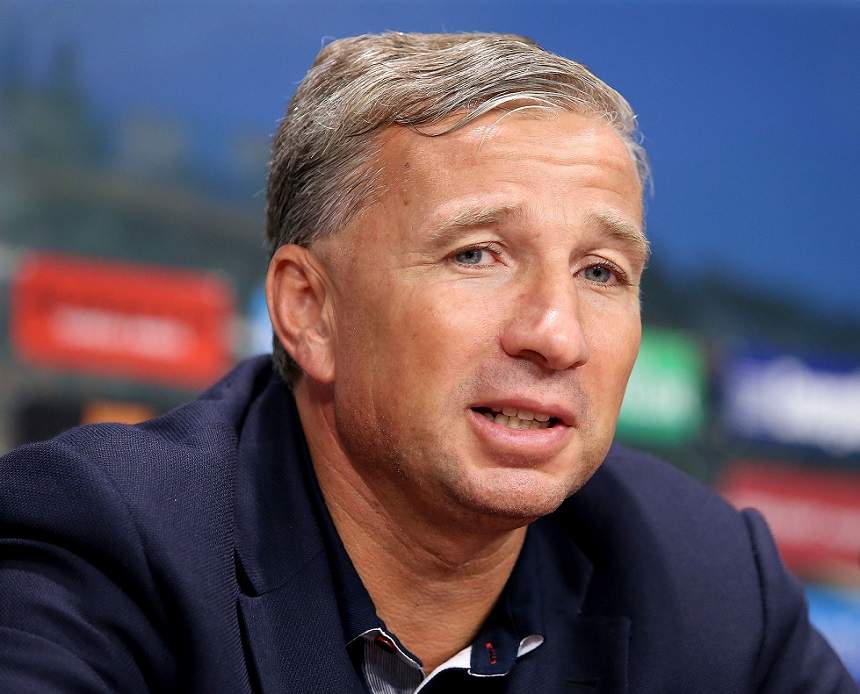 El e cel mai fericit „bursuc” din România! Dan Petrescu are o soţie bombă! / VIDEO PAPARAZZI