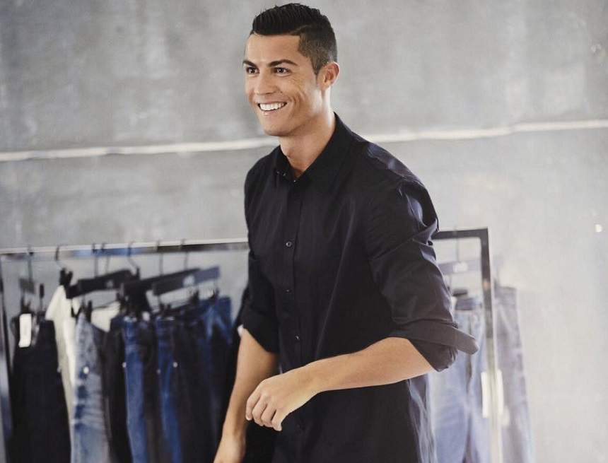 FOTO / Prima imagine cu gemenii lui Cristiano Ronaldo! S-a pozat mândru, ţinându-i în braţe