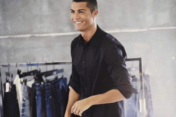 FOTO / Prima imagine cu gemenii lui Cristiano Ronaldo! S-a pozat mândru, ţinându-i în braţe