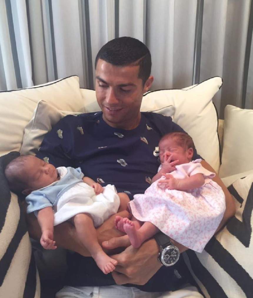 FOTO / Prima imagine cu gemenii lui Cristiano Ronaldo! S-a pozat mândru, ţinându-i în braţe