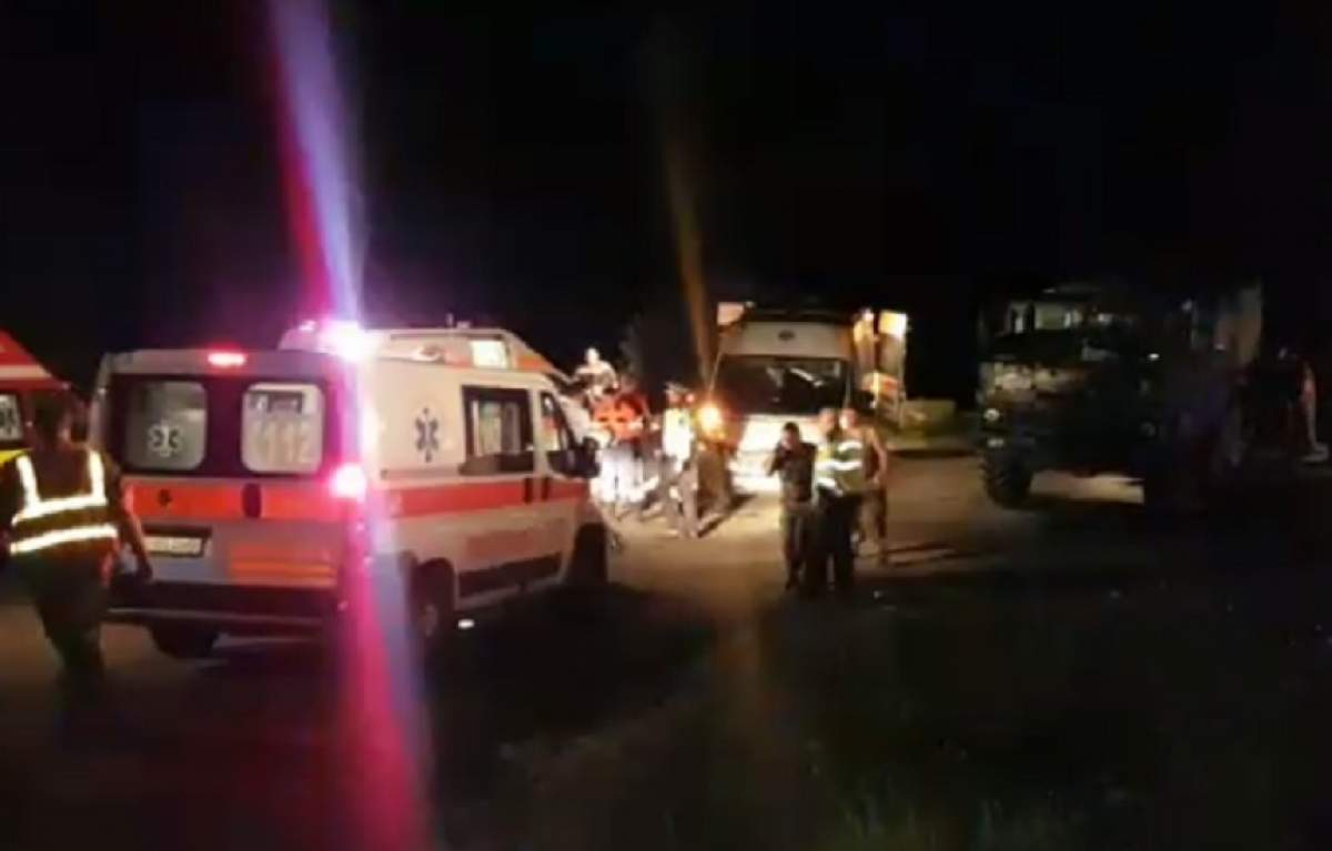 Cod roşu de intervenţie în Argeş! Un camion plin cu militari a căzut într-o râpă