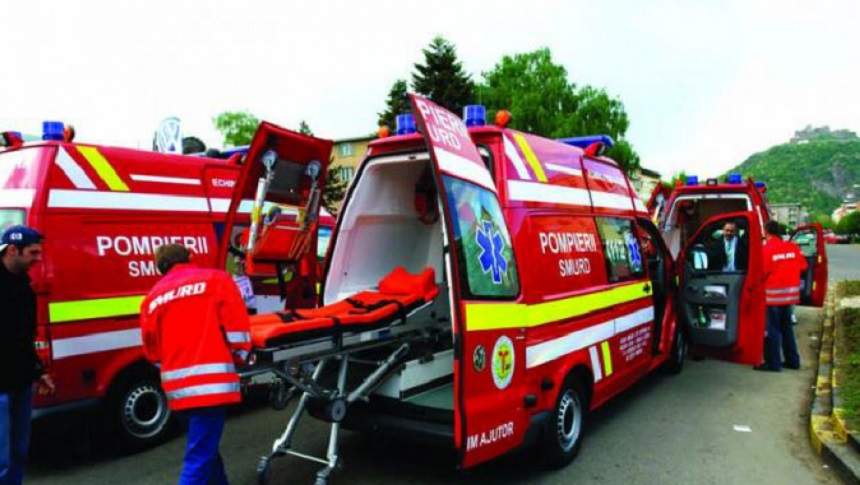 Cod roşu de intervenţie în Argeş! Un camion plin cu militari a căzut într-o râpă