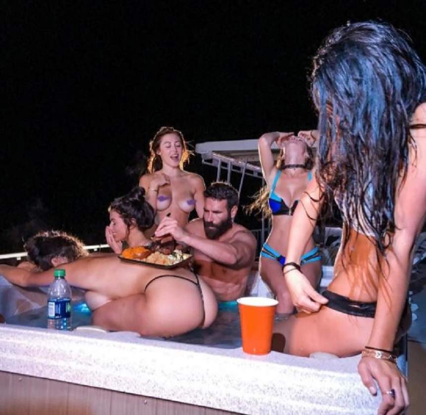 FOTO / Toți bărbații îl invidiază! Cu ce bombe sexy s-a pozat Dan Bilzerian