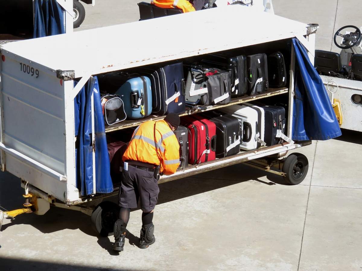 Ce să faci ca cei de la aeroport să nu-ți piardă bagajul niciodată! Apelează la trucurile acestea