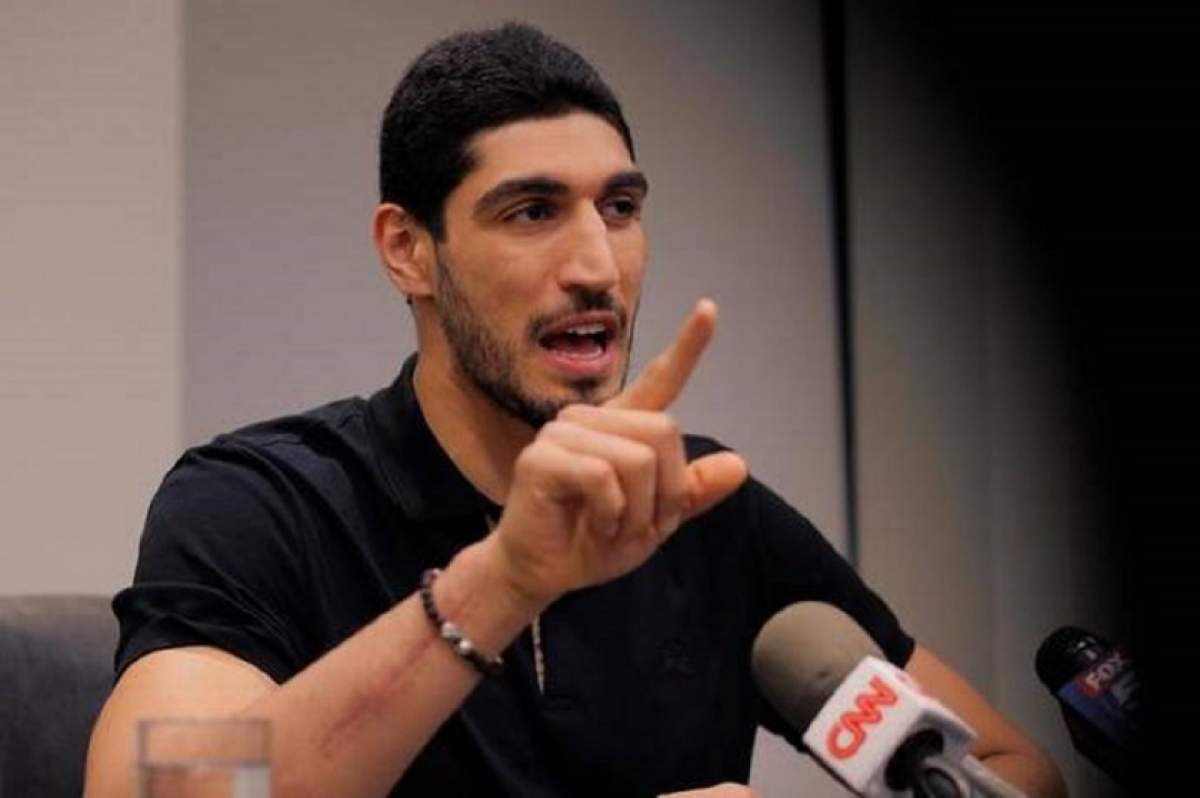 Reacţia baschetbalistului turc Enes Kanter, după arestarea tatălui său: "Poate fi torturat pentru că este un membru al familiei mele"