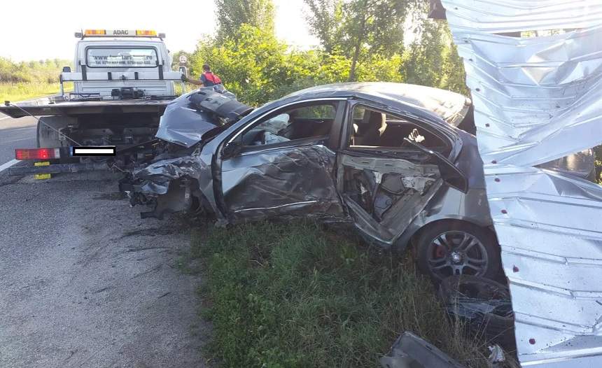 FOTO / ACCIDENT CUMPLIT! Tânărul de 19 ani care era la volan a scăpat ca printr-o minune