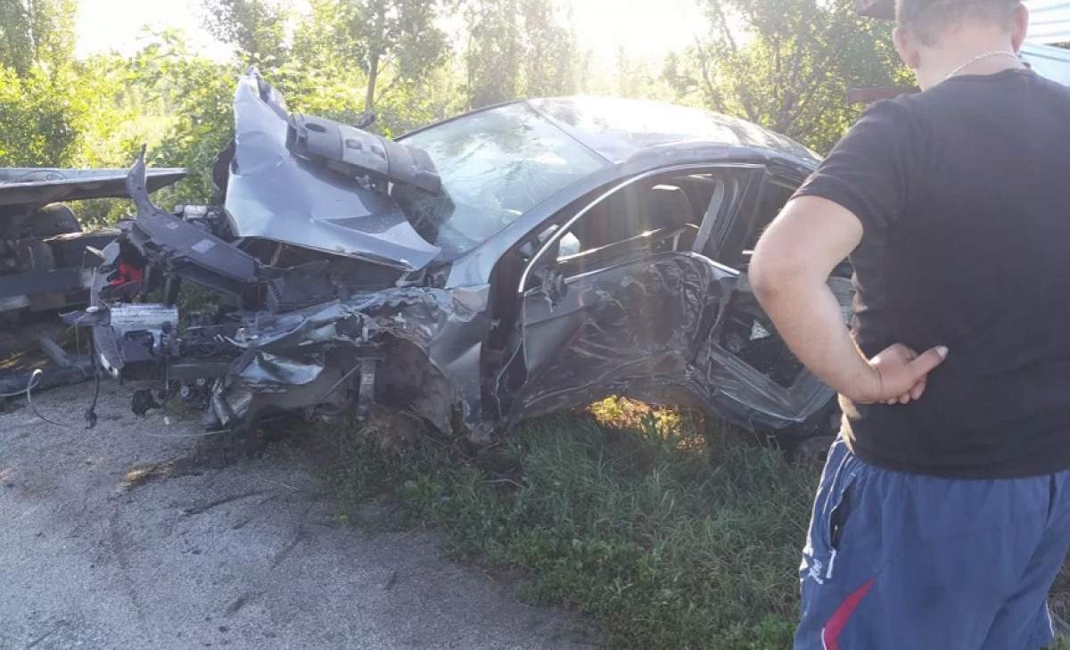 FOTO / ACCIDENT CUMPLIT! Tânărul de 19 ani care era la volan a scăpat ca printr-o minune