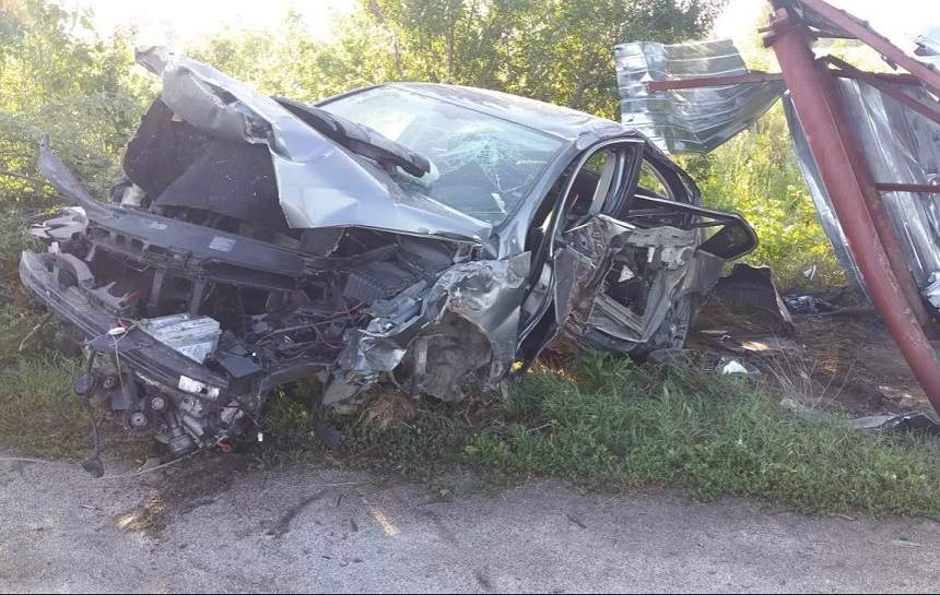FOTO / ACCIDENT CUMPLIT! Tânărul de 19 ani care era la volan a scăpat ca printr-o minune