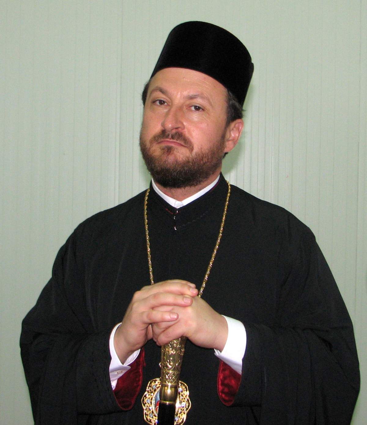 Secretul înfiorător al episcopului şantajat cu filme porno, de trei preoţi!