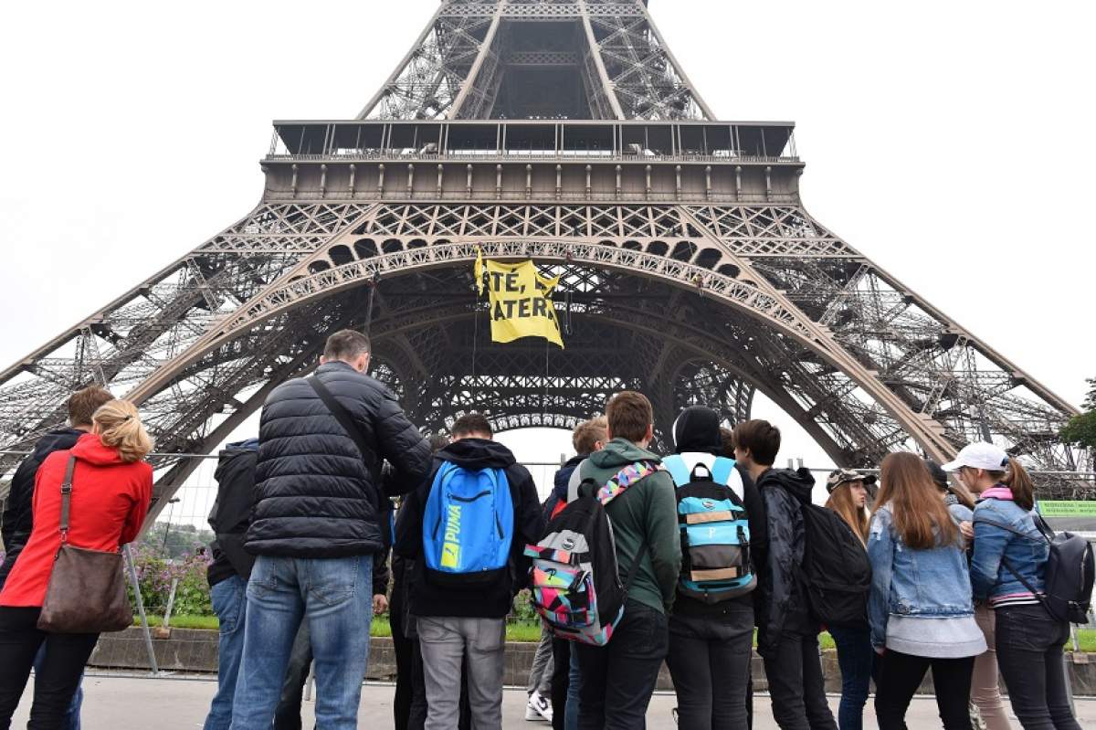 FOTO / Alertă cu BOMBĂ la Turnul Eiffel! A început evacuarea de urgenţă