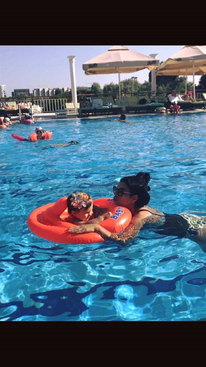 FOTO / Andreea Tonciu, vacanță cu familia! Cum se joacă cu micuța Rebecca în piscină
