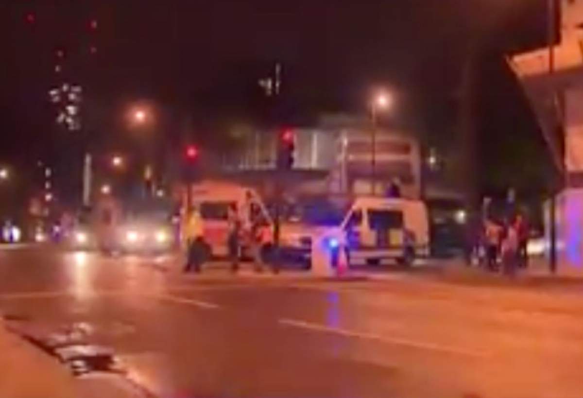 VIDEO / Momentul în care polițiștii britanici intră într-un restaurant, unde s-au tras focuri de armă și au fost persoane înjunghiate