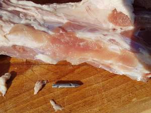 SCANDALOS / Ce a găsit un bărbat în carnea cumpărată de la supermarket! A rămas şocat