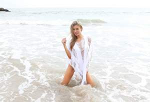 FOTO / O actriță celebră a pozat INCEDIAR pe plajă! Vedetei i-au ieșit sfârcurile pe afară