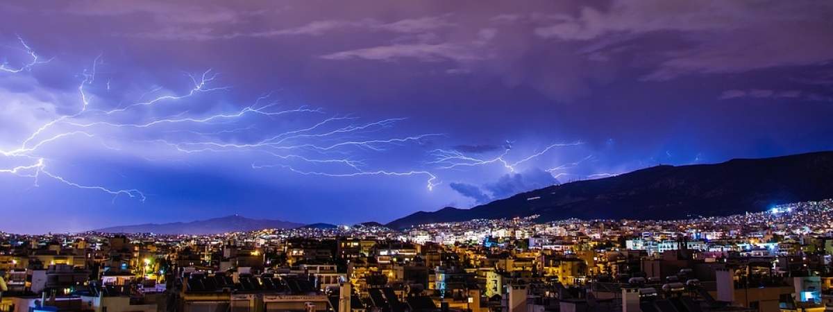 AVERTIZARE METEO! Cod GALBEN de ploi însoțite de descărcări electrice și grindină