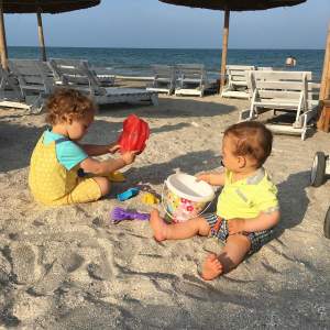 FOTO / Mirela Vaida a plecat într-o vacanţă secretă cu cei doi copii ai săi! Prima imagine de la plajă