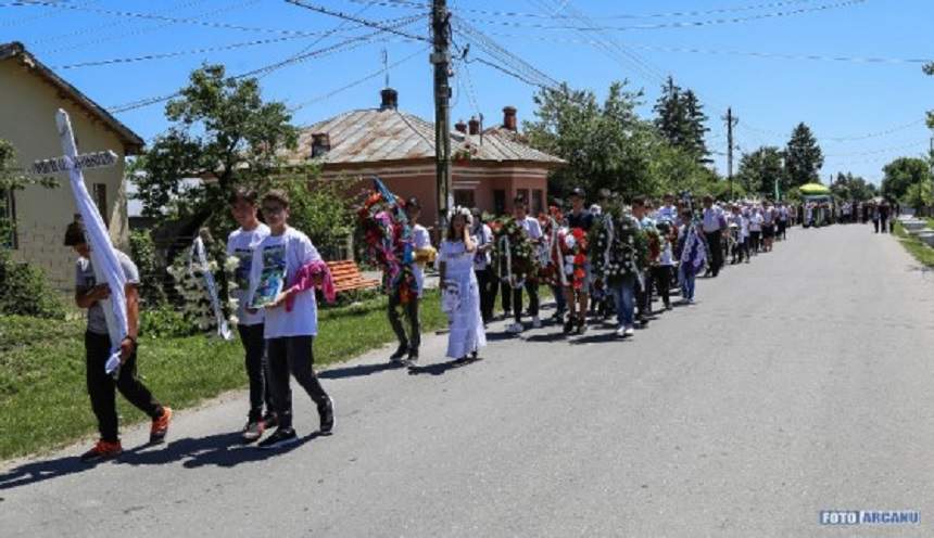 FOTO / Imagini DUREROASE de la înmormântarea lui Cătălin, tânărul de 14 ani care a murit într-un accident! Fix de ziua mamei lui