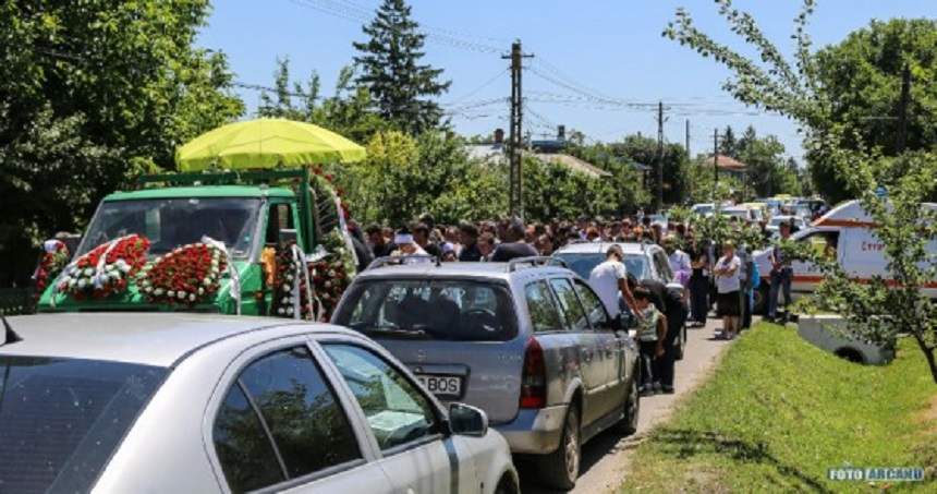 FOTO / Imagini DUREROASE de la înmormântarea lui Cătălin, tânărul de 14 ani care a murit într-un accident! Fix de ziua mamei lui