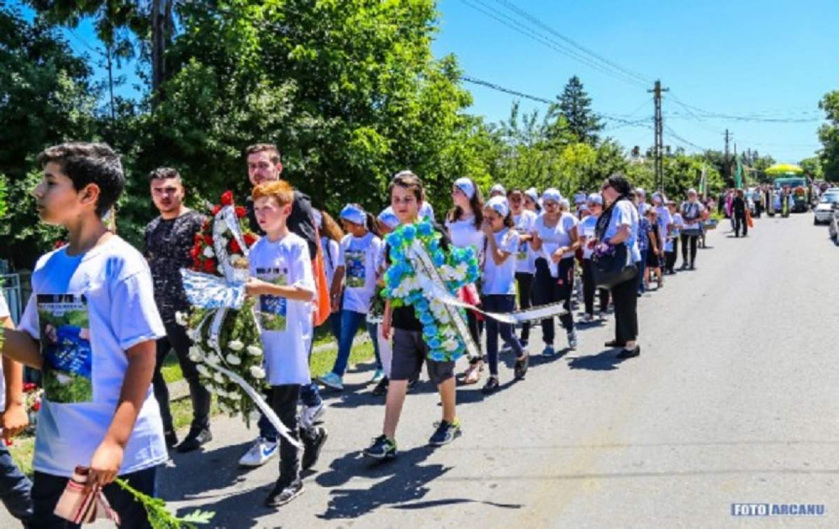 FOTO / Imagini DUREROASE de la înmormântarea lui Cătălin, tânărul de 14 ani care a murit într-un accident! Fix de ziua mamei lui