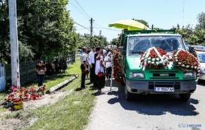 FOTO / Imagini DUREROASE de la înmormântarea lui Cătălin, tânărul de 14 ani care a murit într-un accident! Fix de ziua mamei lui