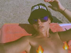 VIDEO / Alexandra Stan, topless la plajă! Cântăreaţa a renunţat la sutien în faţa tuturor şi a făcut spectacol