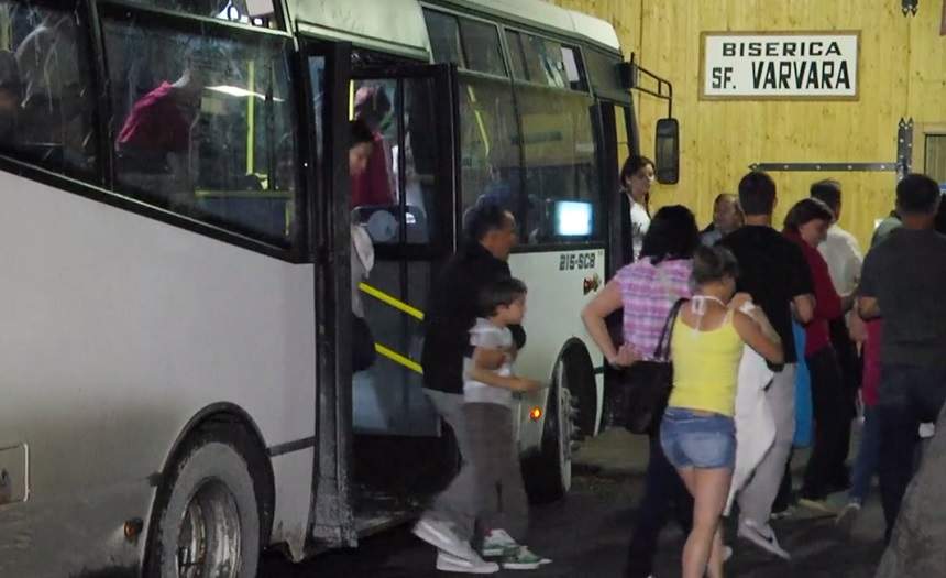 Incendiu la Salină! Autocarul destinat turiştilor a luat foc la intrare