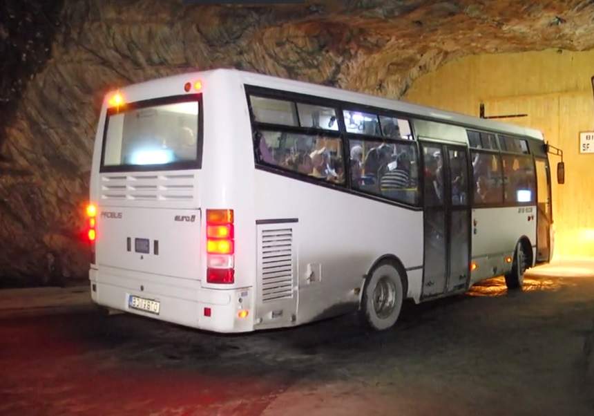 Incendiu la Salină! Autocarul destinat turiştilor a luat foc la intrare