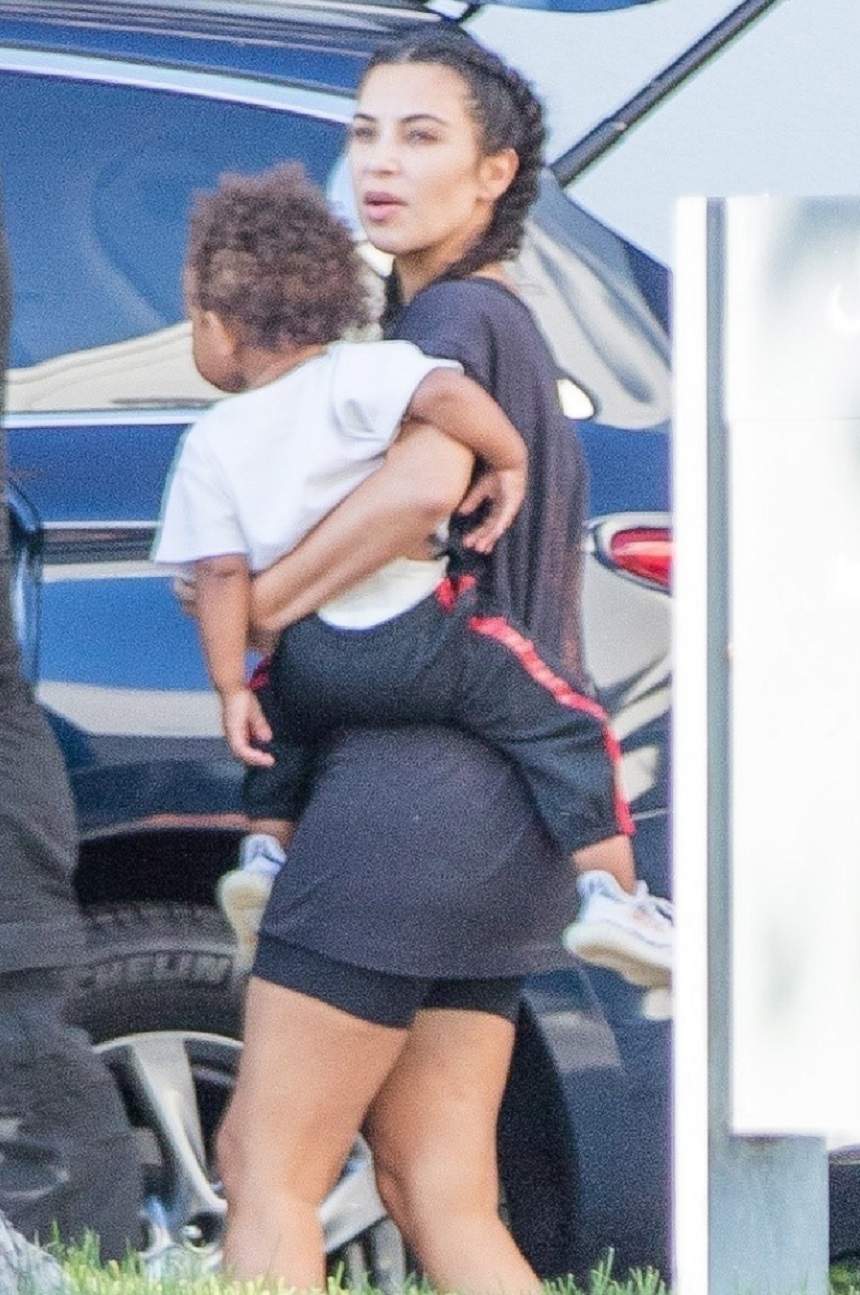 FOTO / Kim Kardashian îşi ascunde posteriorul invadat de celulită. Cum a fost surprinsă după ce a apărut în ipostaze jenante la plajă