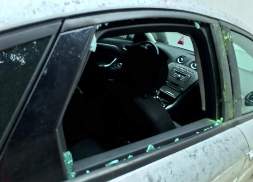 După ce i-a fost spartă maşina, Oana Lis râde de hoţi: "Poate se aştepta la mai mult"