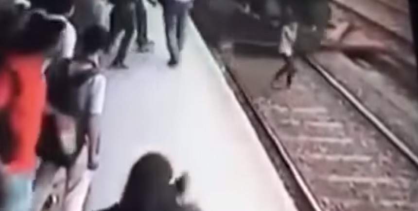 VIDEO şocant  / O tânără a supravieţuit miraculos, după ce a fost izbită în plin de TREN. Momentul impactului a fost filmat