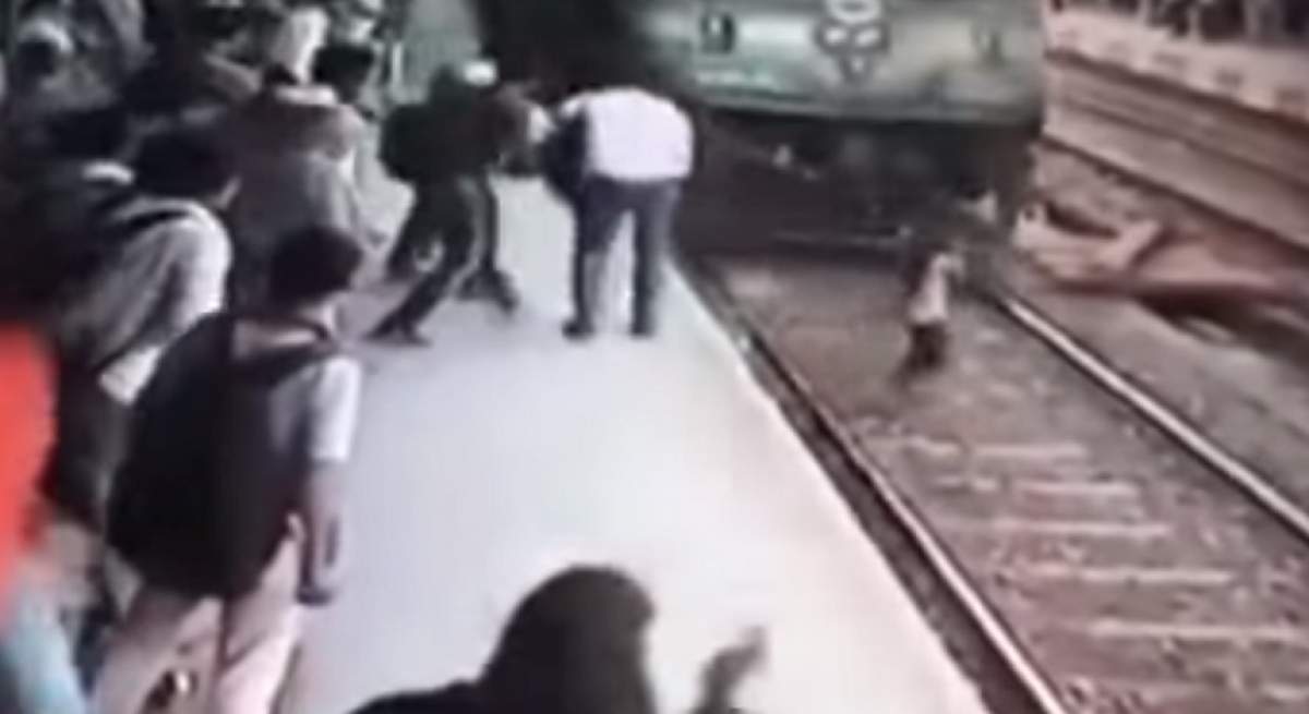 VIDEO şocant  / O tânără a supravieţuit miraculos, după ce a fost izbită în plin de TREN. Momentul impactului a fost filmat