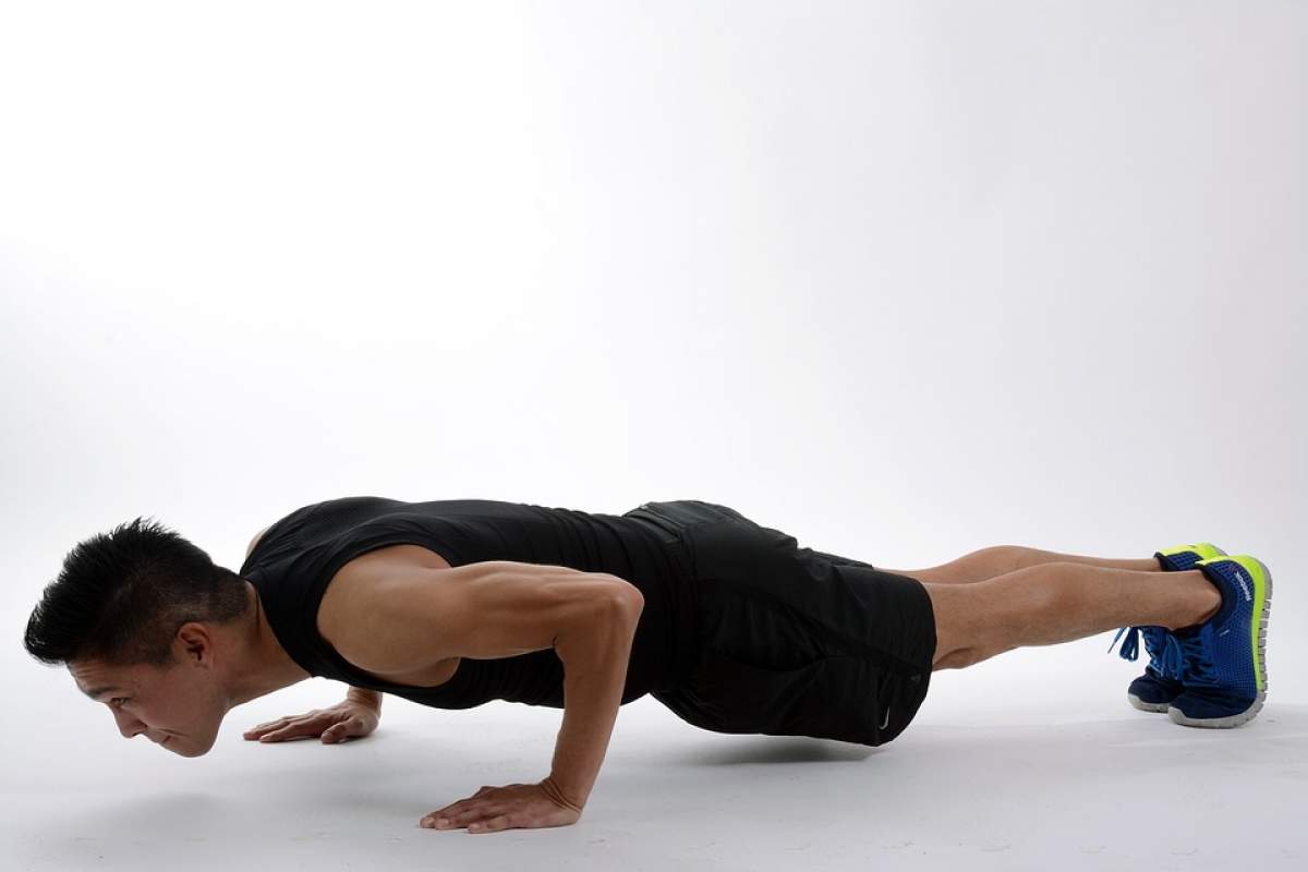 ÎNTREBAREA ZILEI: Ce se întâmplă cu corpul nostru dacă facem planks în fiecare zi?