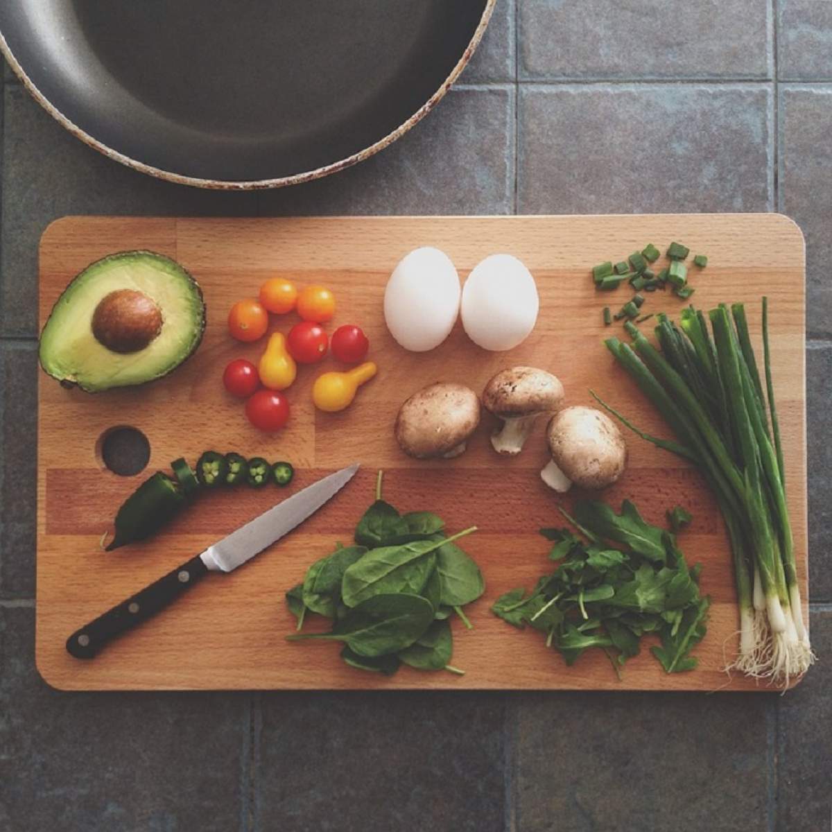 ÎNTREBAREA ZILEI: Ce se întâmplă dacă mănânci ou fiert cu ceapă verde? Beneficiile miraculoase ale acestor alimente