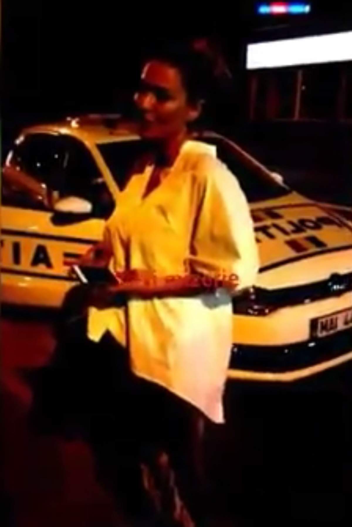VIDEO / Gestul pervers făcut de o piţipoancă, într-un taxi! I-a lăsat mască pe poliţişti