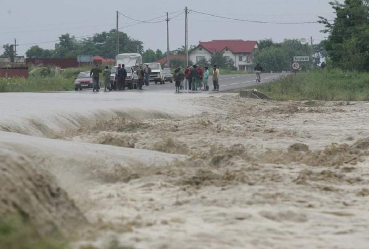 COD PORTOCALIU de inundaţii! Românii trebuie să fie atenţi