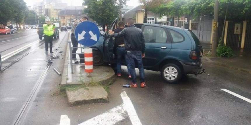 La un pas de moarte! Un şofer s-a înfipt cu maşina în refugiul de tramvai