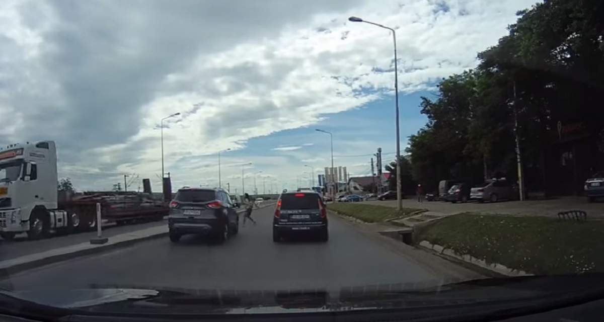 VIDEO / Impact năucitor! O femeie a fost zdrobită de o maşină după ce a traversat printr-un loc nepermis! Întreaga scenă a fost filmată