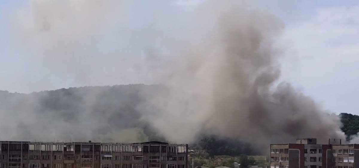 VIDEO / Incendiu IMENS în Reșița! Fumul gros a acoperit tot cartierul