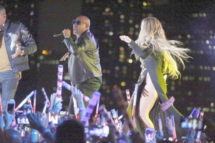 FOTO / Ups! Jennifer Lopez, fără lenjerie intimă pe scenă?! Imaginile care o dau de gol