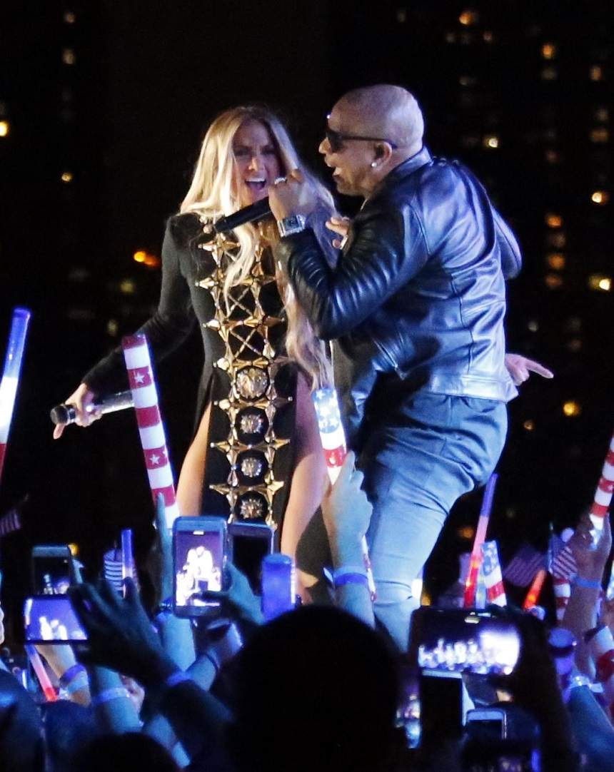 FOTO / Ups! Jennifer Lopez, fără lenjerie intimă pe scenă?! Imaginile care o dau de gol