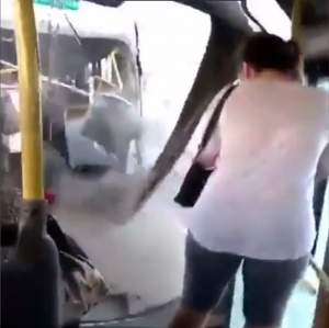 VIDEO / TERIFIANT! Autobuz RUPT în două chiar în timpul mersului! Oamenii au trecut prin clipe de COŞMAR