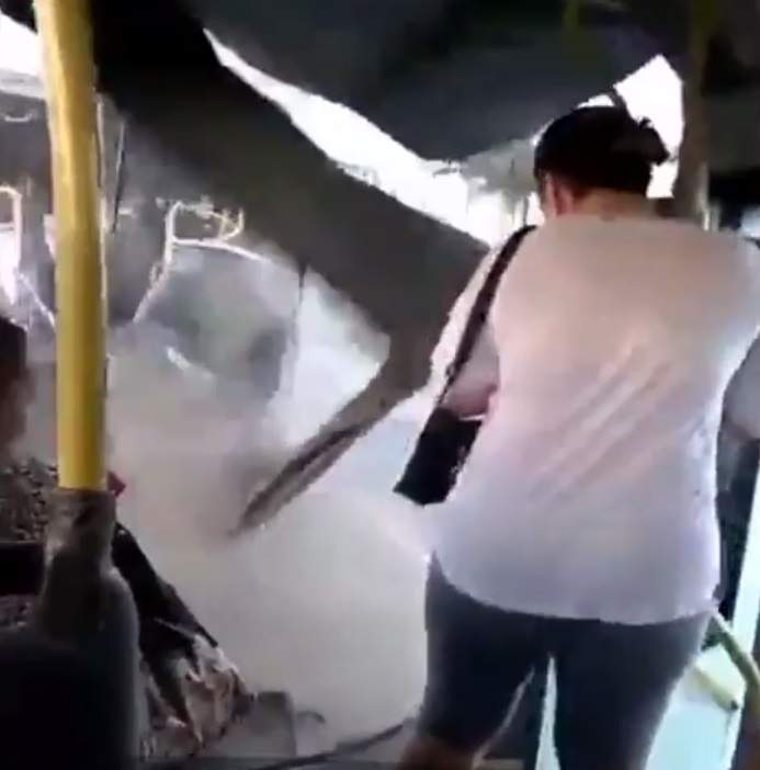 VIDEO / TERIFIANT! Autobuz RUPT în două chiar în timpul mersului! Oamenii au trecut prin clipe de COŞMAR